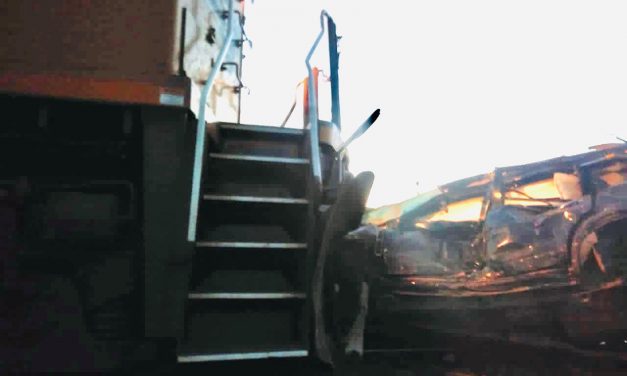 Tren impacta camioneta en San José Iturbide; fallecen tres
