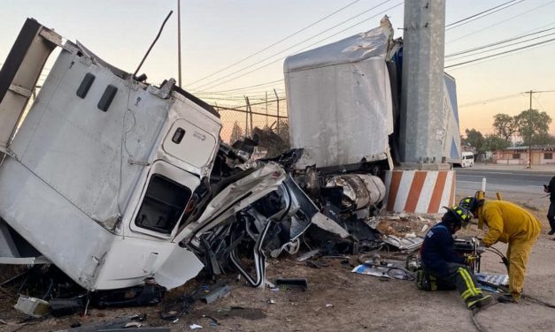 Tráiler se impacta contra poste de alta tensión; un muerto y un lesionado