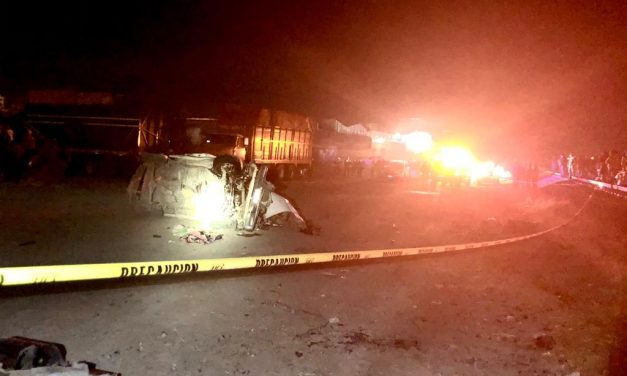 Camioneta se impacta contra el tren en Puerto Blanco, sale disparada y arrolla a tres menores; uno muere