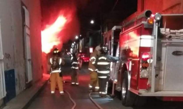Incendio consume tienda de ropa en centro de San José Iturbide