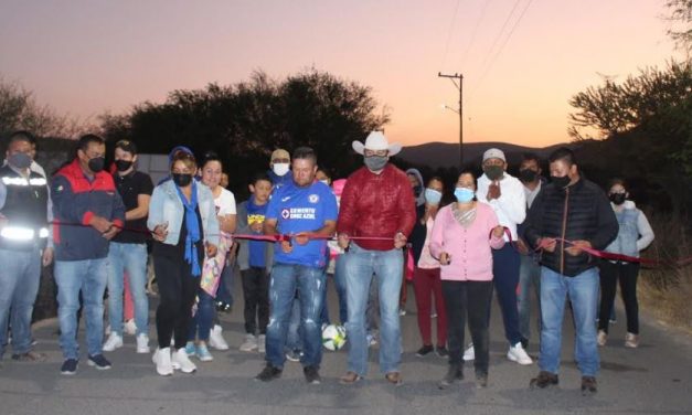 Entregan red eléctrica en la localidad de la Españita