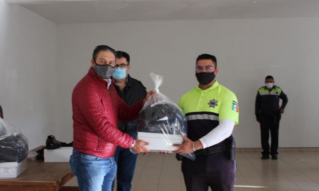 Se realiza entrega de uniformes a elementos de tránsito del municipio