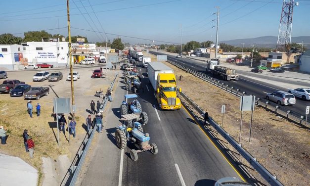 Campesinos realizan manifestación en la carretera 57 y en varios puntos del Estado