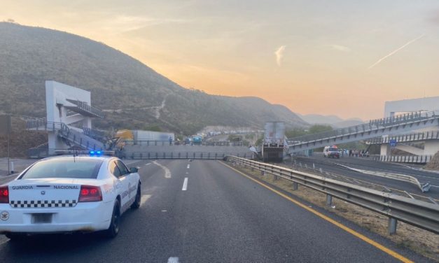 (Video) Puente peatonal se desploma sobre dos tráileres en carretera 57 Querétaro – San Luis Potosí