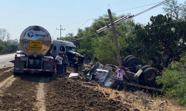 Accidente deja una persona sin vida y daños a la red eléctrica en San José Iturbide