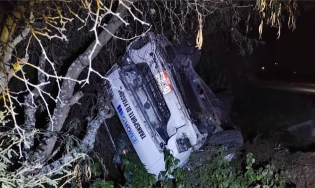 Camioneta de transporte de personal sale de la carretera y deja cuatro heridos