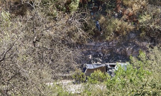 Hombre cae a barranca en su camioneta y pierde la vida