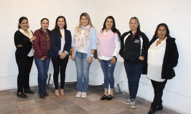 Cindy Arvizu toma protesta al nuevo patronato del Sistema DIF