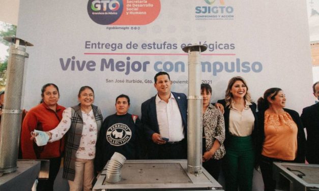 77 familias reciben apoyos a vivienda y comercio