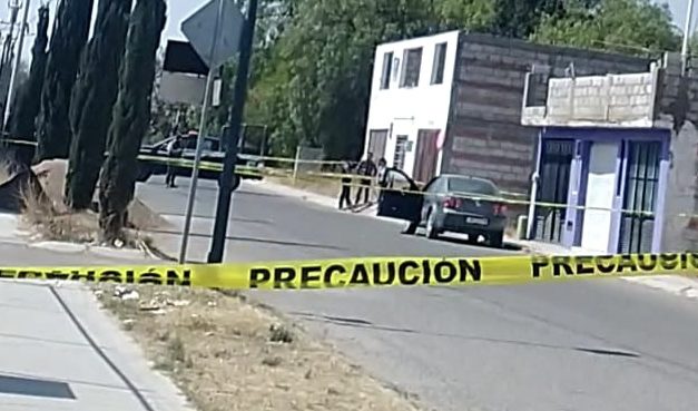 Hombre es atacado a balazos en la calle