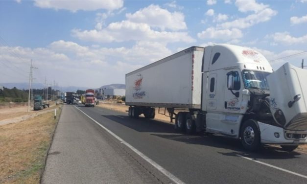 Apoya Seguridad Pública Municipal en accidente entre tres tráilers en la carretera 57