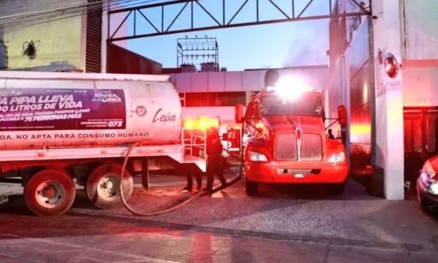 Se incendia fábrica de botas en León; cierre de calles desquicia tránsito vehicular