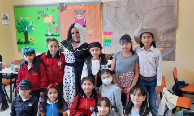 Maestra Azucena: reconocen su compromiso y vocación a favor de sus alumnos y su labor docente.