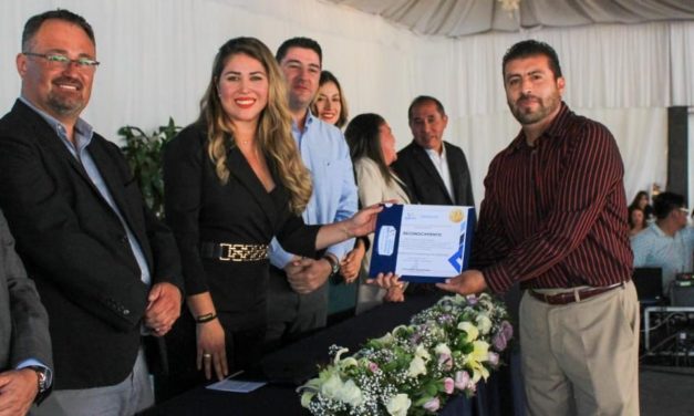 Condecora gobierno municipal a docentes por años de servicio