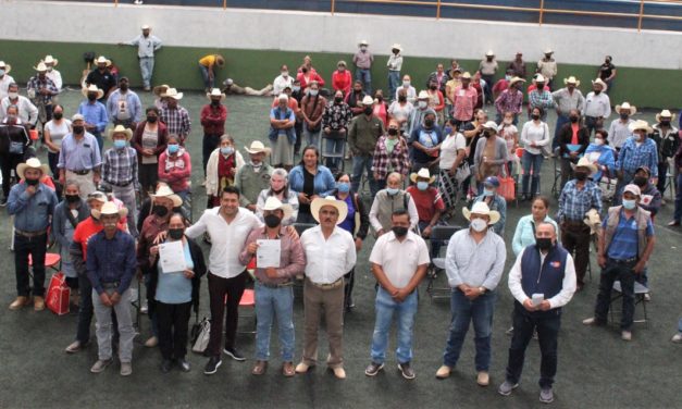 Entregan apoyos contra la sequía en San Luis de la Paz.