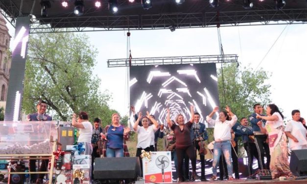 Sánchez Sánchez encabeza festejos del Día de las Madres en la Explanada Matamoros