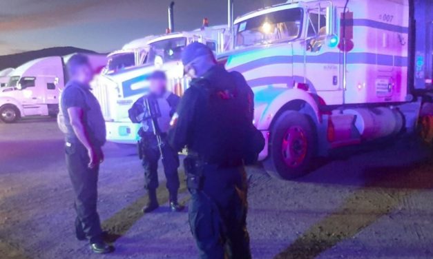 Brindan paramédicos de protección civil atención médica a conductor herido sobre la 57