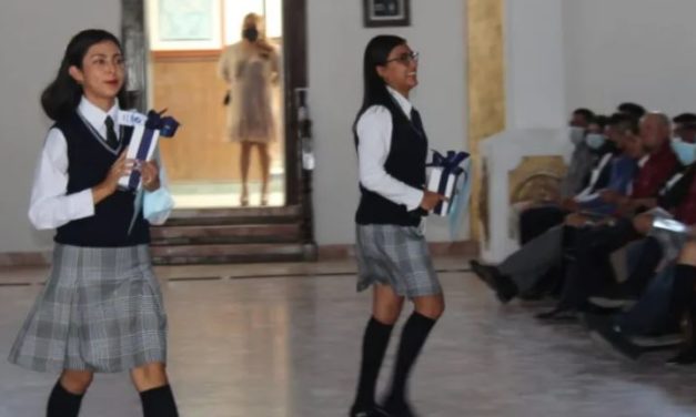 Alumnas de San Luis de la Paz se graduan con calificaciones perfectas