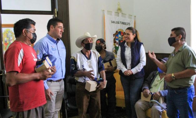 Reconoce alcaldesa a ex trabajadores por años de servicio