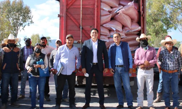 Sánchez Sánchez encabeza entrega de semilla forrajera a productores agropecuarios
