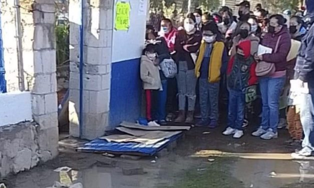 Caos en jornada de vacunación para niños en San José Iturbide; Presidencia municipal se deslinda