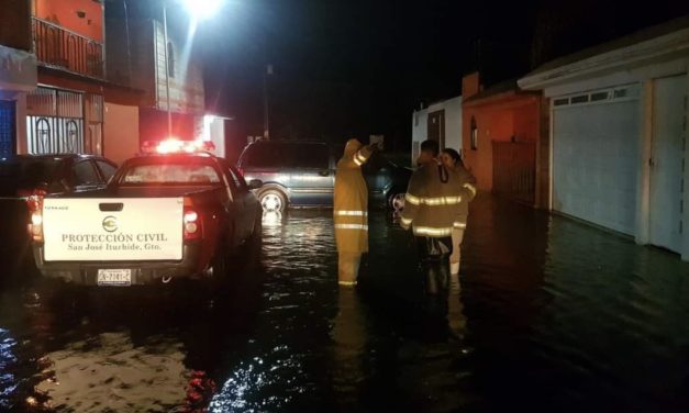 BRINDA ATENCIÓN PROTECCIÓN CIVIL A CIUDADANÍA AFECTADA POR LLUVIAS