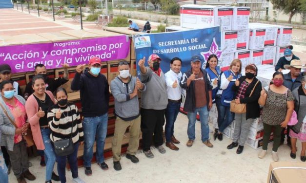 Benefician a 56 familias con entregas de calentadores térmicos solares