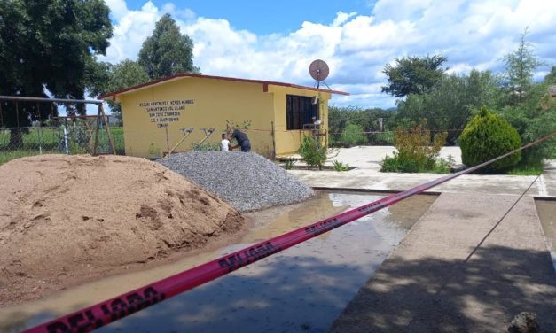 SMAPA y Protección Civil colaboran para desasolve de kinder inundado