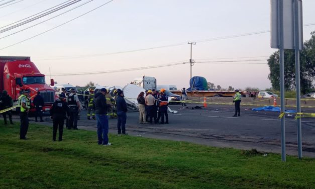 Siete muertos y 12 heridos deja choque entre transporte de personal y tráiler en Silao