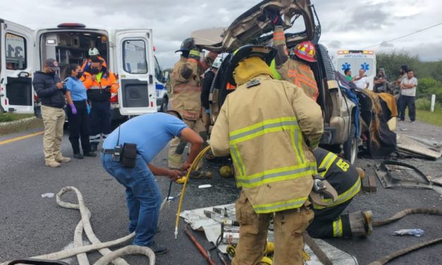Tráiler impacta a camioneta familiar; Hay cinco fallecidos y dos lesionados