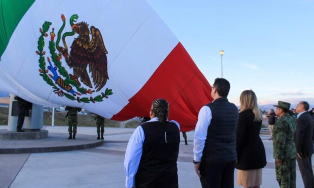 Cindy Arvizu encabeza ceremonia de Honores a la Bandera con XVI Zona Militar