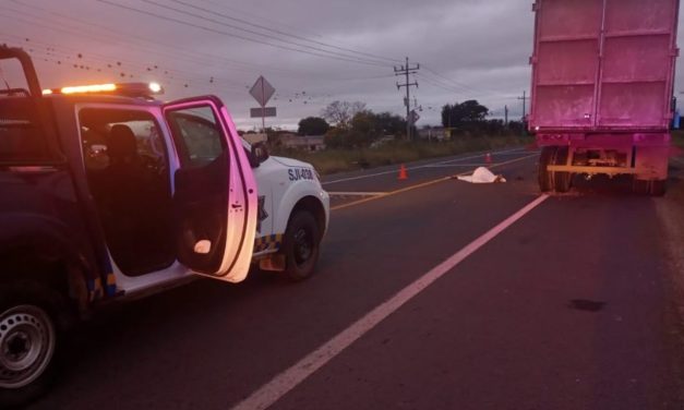 Fallece motociclista al impactarse contra camión de carga en Pueblo Nuevo