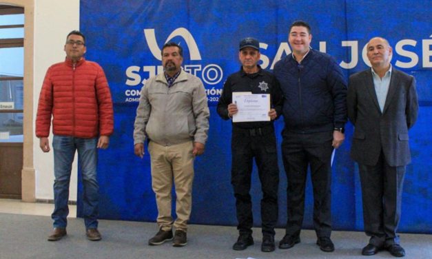 Reconoce Ayuntamiento a elemento de SSP por concluir sus estudios de nivel secundaria