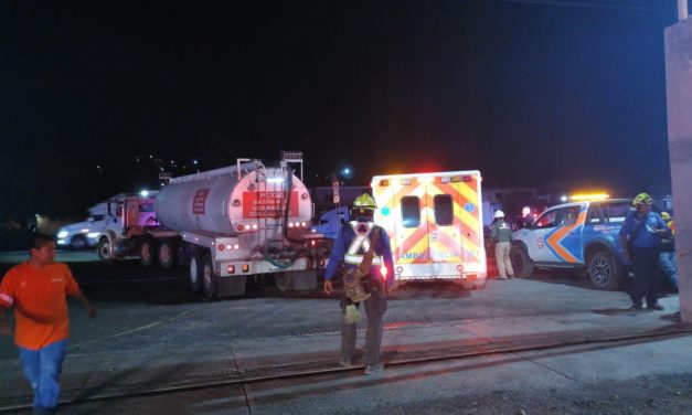 Cuerpos de emergencia atienden explosión en carretera 57