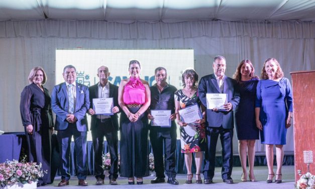 Reconoce Cindy Arvizu a docentes Iturbidenses de 30, 35, 40 y 45 años de servicio