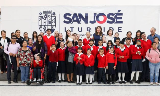 El personal del Centro de Atención Múltiple es galardonado como «Orgullo Iturbidense»