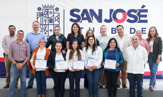 DISTINGUE CINDY ARVIZU A SECRETARIAS POR MÁS DE DOS DÉCADAS DE SERVICIO