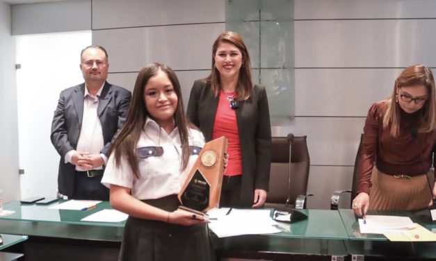 ENTREGA AYUNTAMIENTO MEDALLA AL MÉRITO ACADÉMICO  A DIANA XITLALIT LEDESMA, ALUMA DEL CONALEP