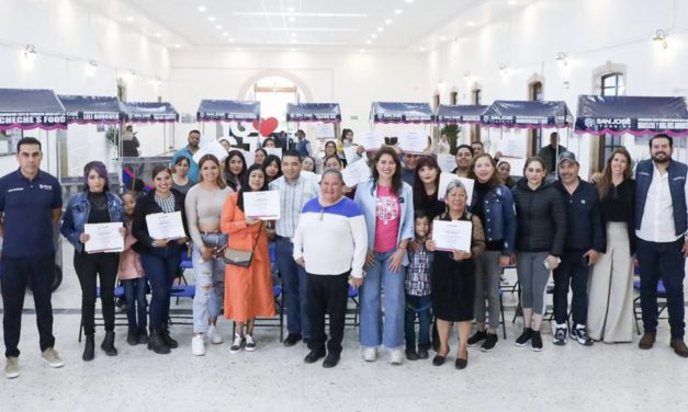 ENTREGA APOYOS GOBIERNO MUNICIPAL A COMERCIO FIJO Y SEMIFIJO POR MÁS DE 300 MIL PESOS