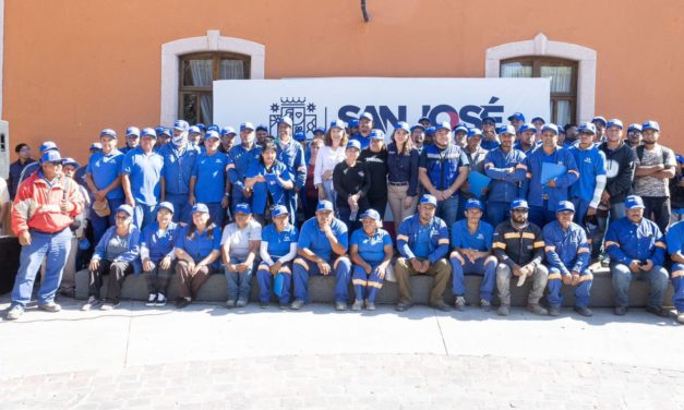 Entrega alcaldesa equipamiento y reconoce labor de funcionarios de servicio de limpia