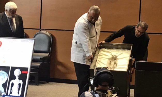 Extraterrestres en la Cámara de Diputados: Jaime Maussan los muestra