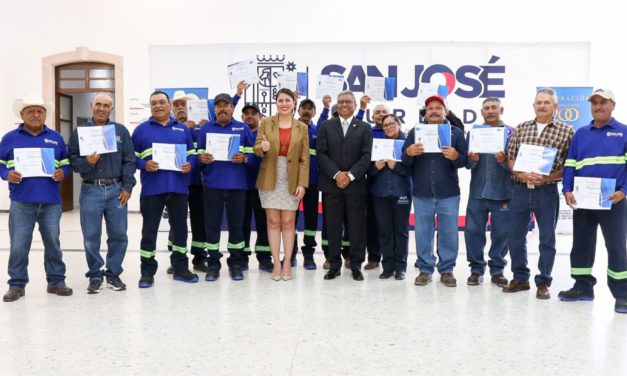 Concluyen estudios de educación básica 15 funcionarios públicos