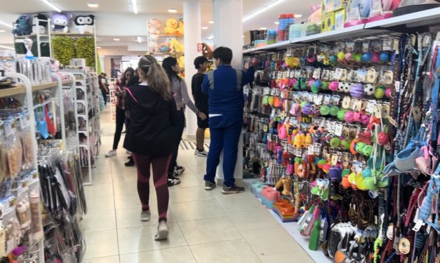 Protesta contra tienda China le ayuda a incrementar sus ventas