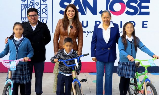 ENTREGA GOBIERNO MUNICIPAL BICICLETAS A ALUMNOS DESTACADOS DE LA ESCUELA PRIMARIA “JUAN DE LA BARRERA”