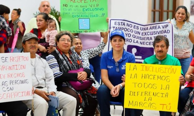 Atiende Cindy Arvizu comitiva de personas con discapacidad