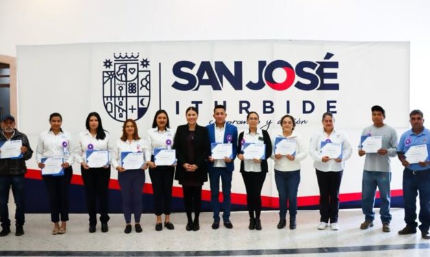 Reconoce gobierno municipal a funcionarios públicos por excelencia en desempeño laboral