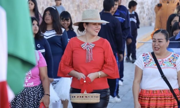 PARTICIPA ALCALDESA EN DESFILE CONMEMORATIVO POR EL 20 DE NOVIEMBRE EN COMUNIDADES
