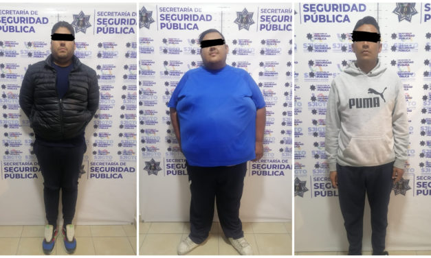 ASEGURAN ELEMENTOS DE SSP A TRES PERSONAS POR COMISIÓN DE ROBO A UN VEHÍCULO