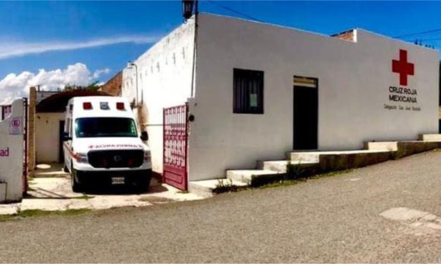Dos Técnicos de Urgencias Médicas de la Cruz Roja Iturbidense, apoyan a daminificados en Guerrero
