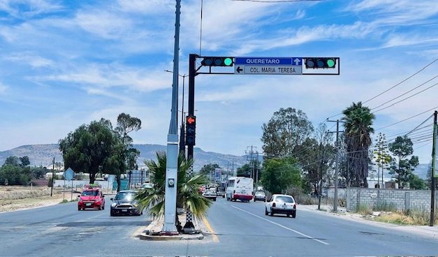 PONEN EN MARCHA SEMÁFOROS EN ACCESO A JARDINES DE MARÍA TERESA